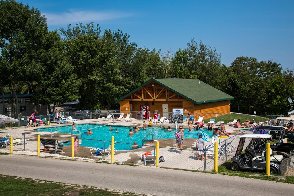 Plymouth Rock Camping Resort Deluxe Cabin 19 Elkhart Lake Exterior photo