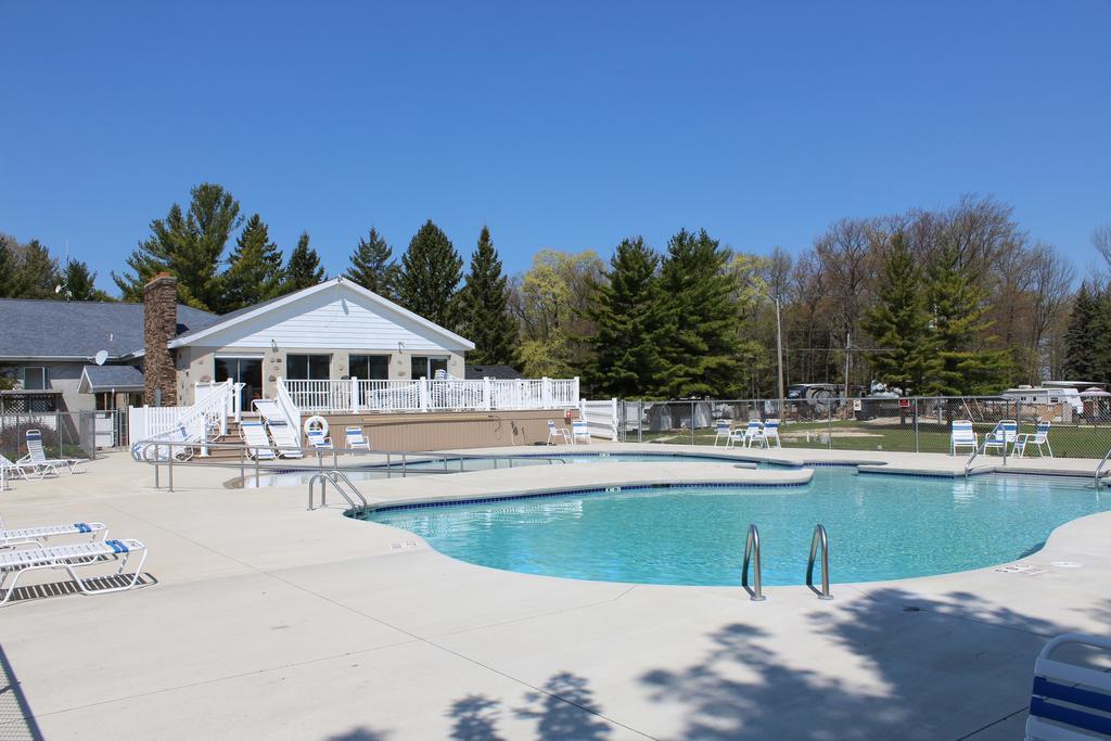 Plymouth Rock Camping Resort Deluxe Cabin 19 Elkhart Lake Exterior photo