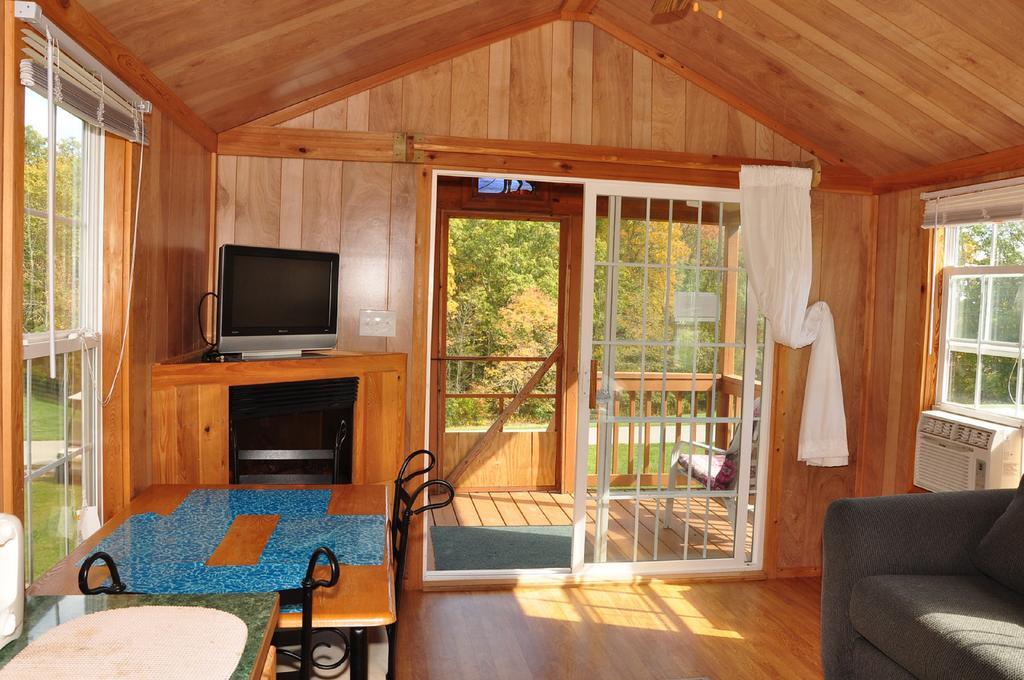 Plymouth Rock Camping Resort Deluxe Cabin 19 Elkhart Lake Exterior photo