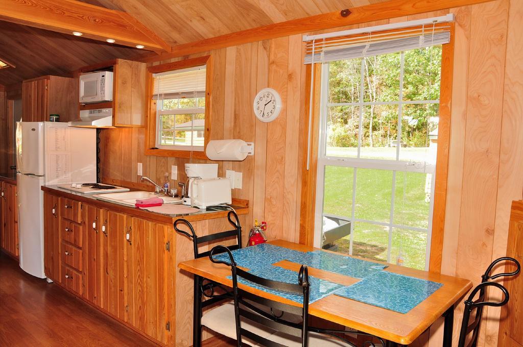 Plymouth Rock Camping Resort Deluxe Cabin 19 Elkhart Lake Exterior photo